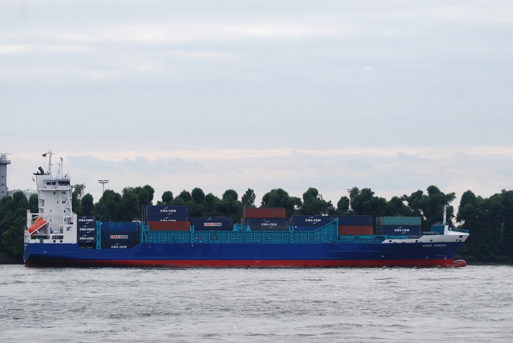 Die aus Hamburg auslaufende Anna Sirkka IMO-Nummer:9354454 Flagge:Deutschland Lnge:134.0m Breite:24.0m Baujahr:2006 Bauwerft:Sietas,Hamburg Deutschland aufgenommen am 14.08.10   