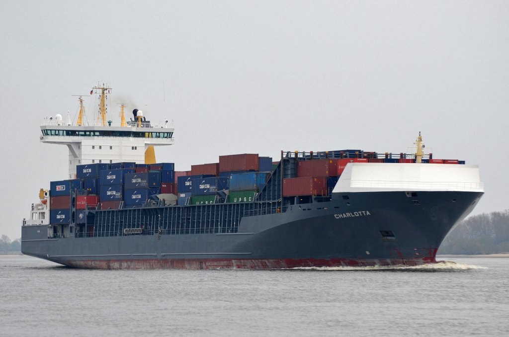 Die aus Hamburg auslaufende Charlotta IMO-Nummer:9432232 Flagge:Luxemburg Lnge:168.0m Breite:27.0m Baujahr:2009 Bauwerft:Sietas,Hamburg Deutschland Stellpltze fr 1425 TEU aufgenommen am 14.04.12 vor Schulau Wedel.