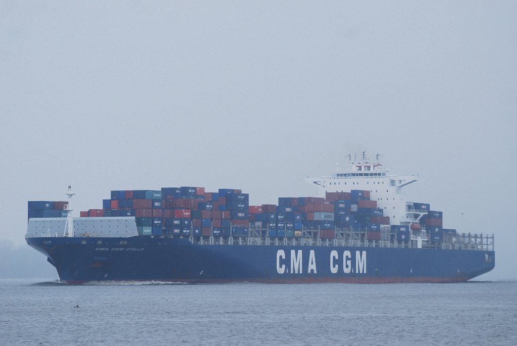 Die aus Hamburg auslaufende CMA CGM Otello am 20.02.10 bei Lhe IMO-Nummer:9299628 Flagge:Frankreich Lnge:334.0m Breite:42.0m Baujahr:2005 Bauwerft:Hyundai Heavy Industries,Ulsan Sdkorea.