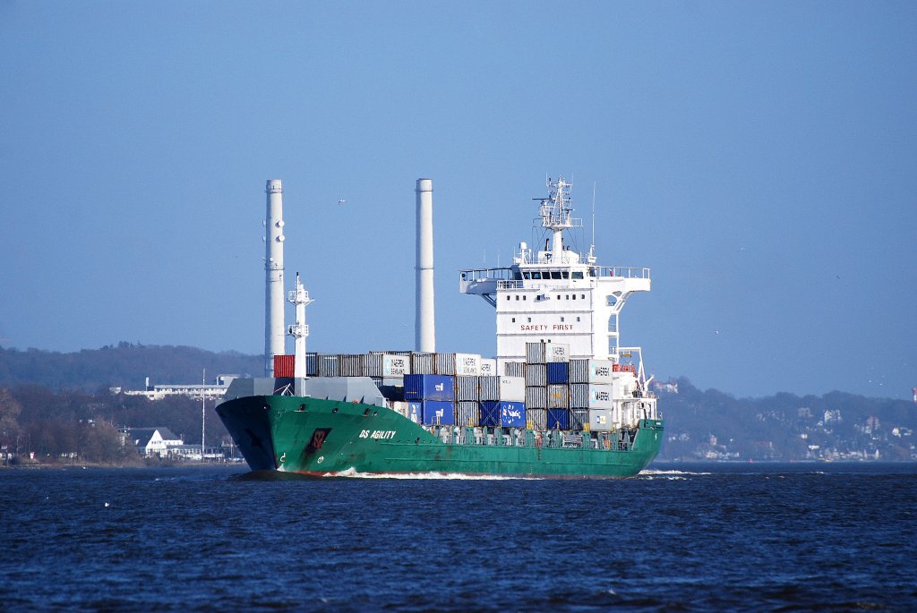 Die aus Hamburg auslaufende DS Agility IMO-Nummer:9395616 Flagge:Liberia Lnge:148.0m Breite:23.0m Baujahr:2008 Bauwerft:Qingshan Shipyard,Wuhan China aufgenommen am 05.03.11 bei Lhe.