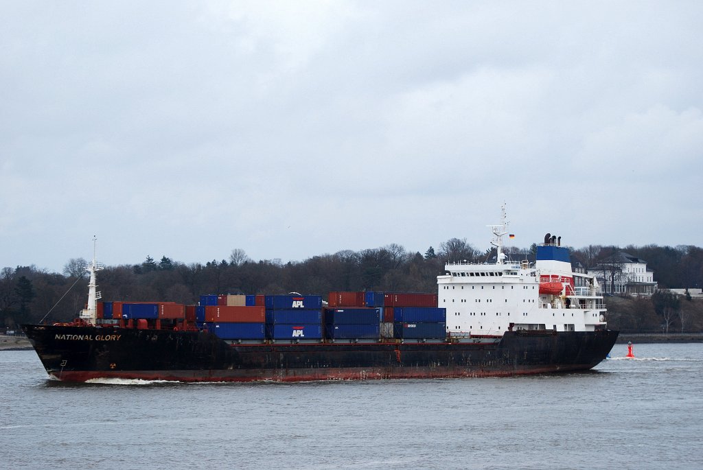 Die aus Hamburg auslaufende National Glory IMO-Nummer:8302246 Flagge:Vereinigte Staaten von Amerika Lnge:149.0m Breite:22.0m Baujahr:1988 Bauwerft:Gdynia Shipyard,Gdynia Polen aufgenommen am 25.03.11 vom Rschpark Finkenwerder. 