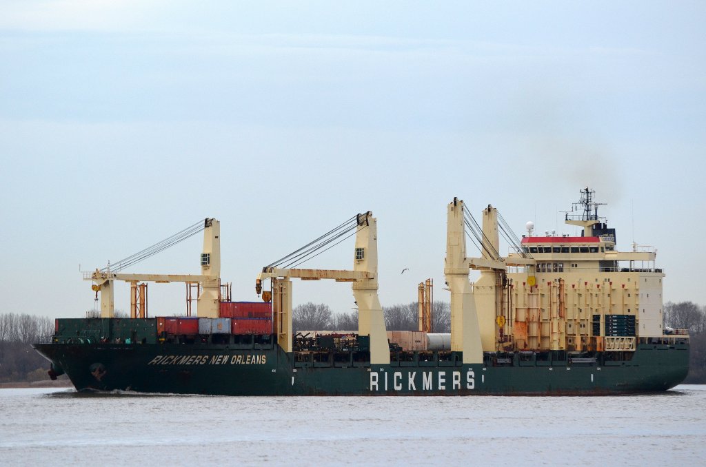 Die aus Hamburg auslaufende Rickmers New Orleans IMO-Nummer:9253155 Flagge:Marshallinseln Lnge:193.0m Breite:28.0m Baujahr:2003 Bauwerft:Xiamen Shipbuilding Industry,Xiamen China bei Lhe am 26.11.12