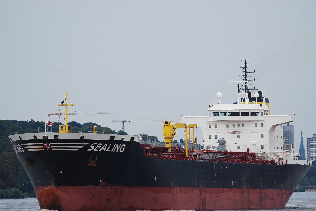 Die aus Hamburg auslaufende Sealing IMO-Nummer:9251652 Flagge:Deutschland Lnge:178.0m Breite:28.0m Baujahr:2003 Bauwerft:Lindenau Shipyard,Kiel Deutschland aufgenommen am 14.08.10 vom Rschpark Finkenwerder. 