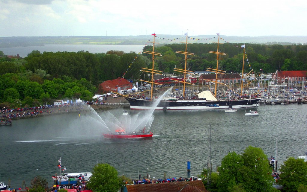 Die AUSLAUFPARADE aus Anla der 100 Jahr-Feier des SS PASSAT beginnt mit dem sprhenden Feuerlschboot SENATOR EMIL POSSEHL aus Lbeck...
Aufgenommen: 15.Mai 2011 um 14:29 Uhr in Lbeck-Travemnde...