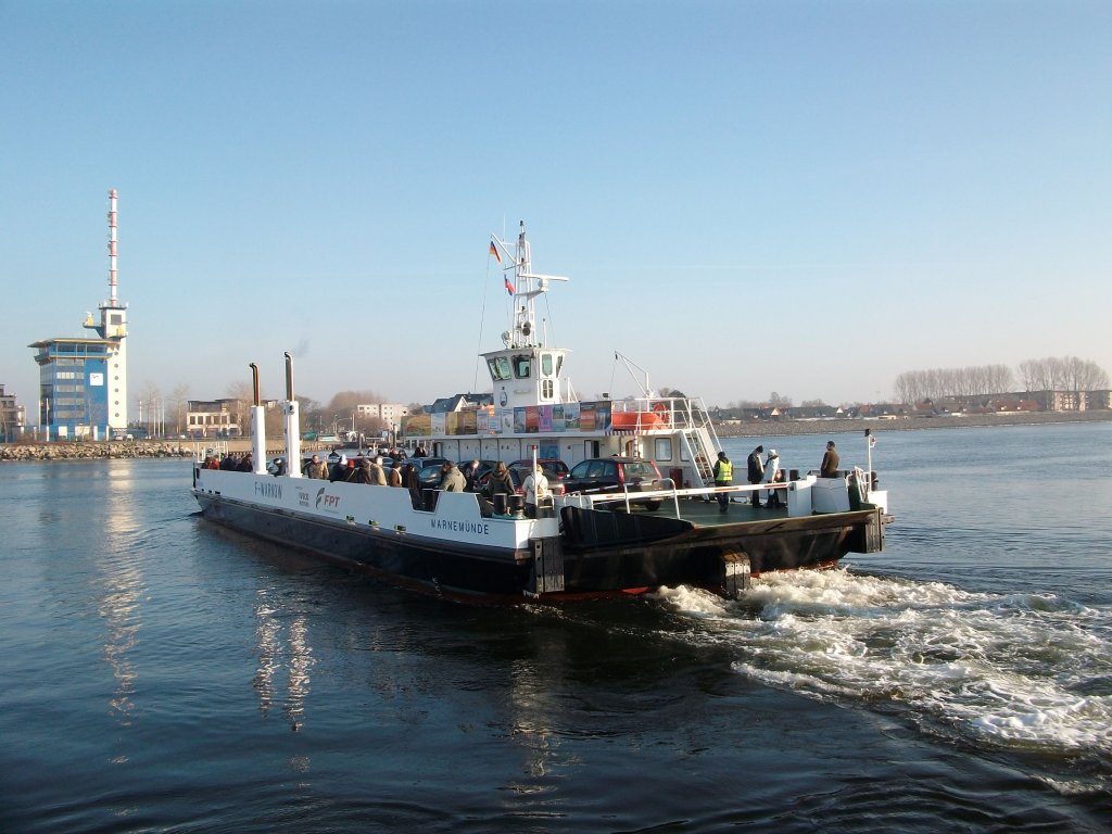 Die Autofhre  Warnow  schippert zwischen Hohe Dne und Warnemnde,so auch am 29.Januar 2011,als Sie gut beladen.das Ufer von Warnemnde verlie,um auf der gegenberliegenden Seite in Hohe Dne wieder anzulegen.