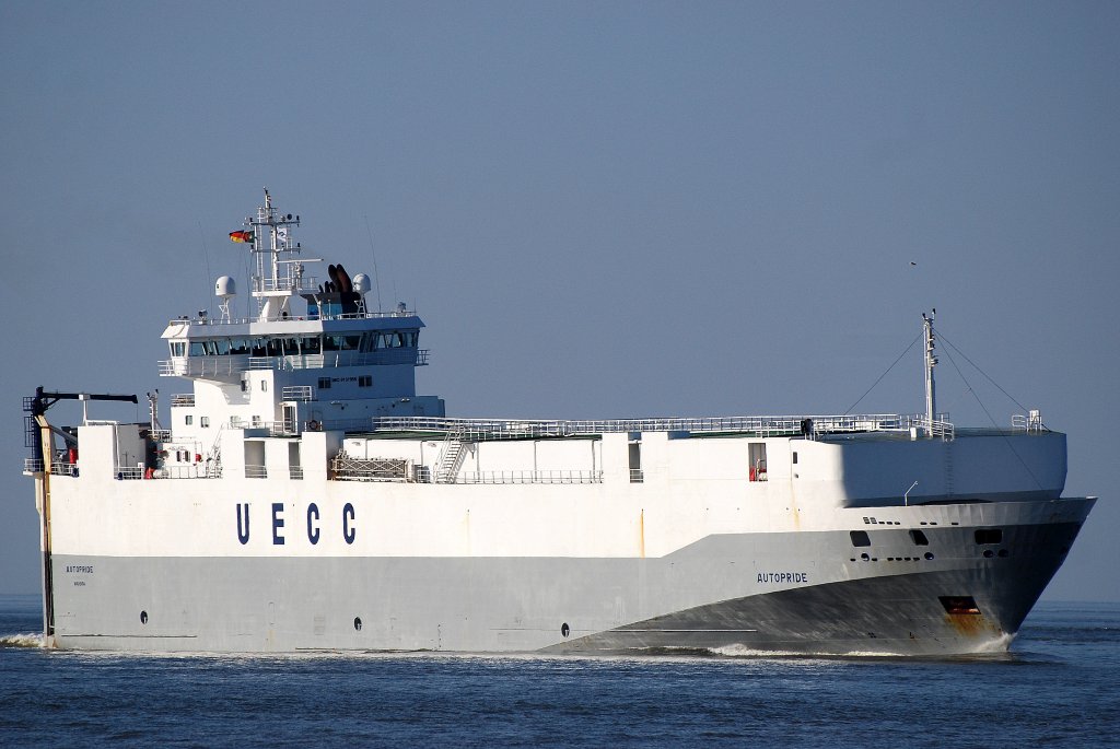 Die Autopride IMO-Nummer:9131955 Flagge:Portugal Lnge:125.0m Breite:18.0m Baujahr:1997 Bauwerft:Frisian Shipbuilding Welgelegen,Harlingen Niederlande vor Cuxhaven am 24.04.11 