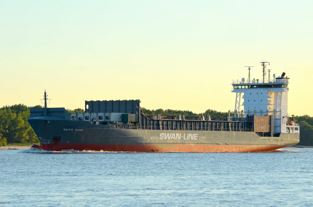 Die Baltic Swan IMO-Nummer:9315020 Flagge:Liberia ex Grobritannien Lnge:149.0m Breite:22.0m Baujahr:2004 Bauwerft:Sietas,Hamburg Deutschland auf der Elbe vor Sculau Wedel am 11.08.12