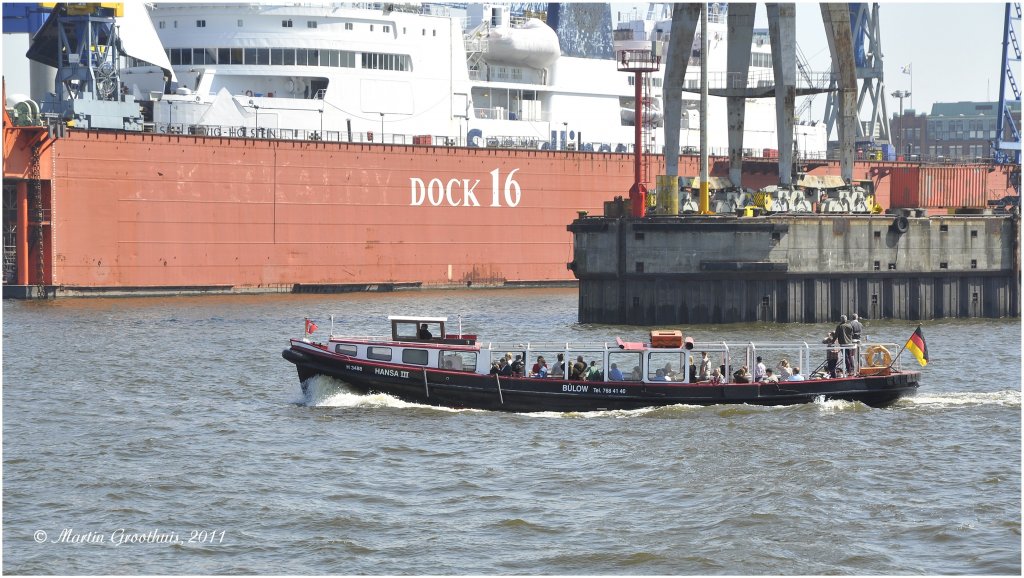 Die Barkasse  Hansa III  am 7.05.2011 im Hamburger Hafen. R-Nr: H3488 / L:19,85 M / B:4,58m / Tg.:1,57m / 86 Fahrgste / 1942 in Hamburg gebaut, 2004 renoviert.Reederei:Barkassenbetrieb Blow Hamburg