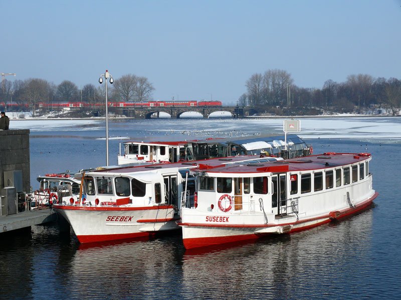 Die beiden Ausflugsboote SUSEBEK und SEEBEK bei Winterruhe auf der Binnenalster; Hamburg, 16.02.2010

