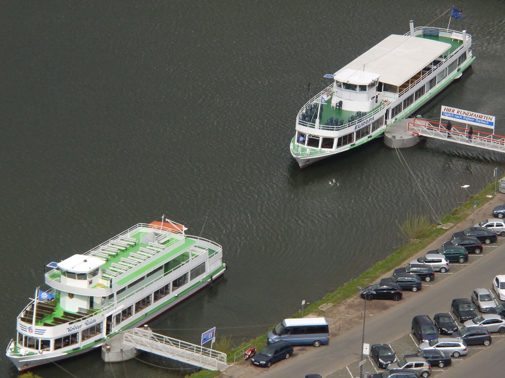 Die beiden Fahrgastschiffe  Krver Reich  (ENI 04304720) und EUROPA (ENI 4306200) auf der Mosel in Bernkastel-Kues von oben gesehen; 11.04.2012
