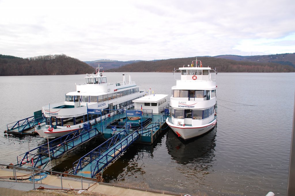 Die beiden Fahrgastschiffe der Rurseeflotte, links die Aachen und rechts die Stella Maris liegen noch in Winterruhe und warten auf den Saisonbeginn an diesem 16. Januar 2011.