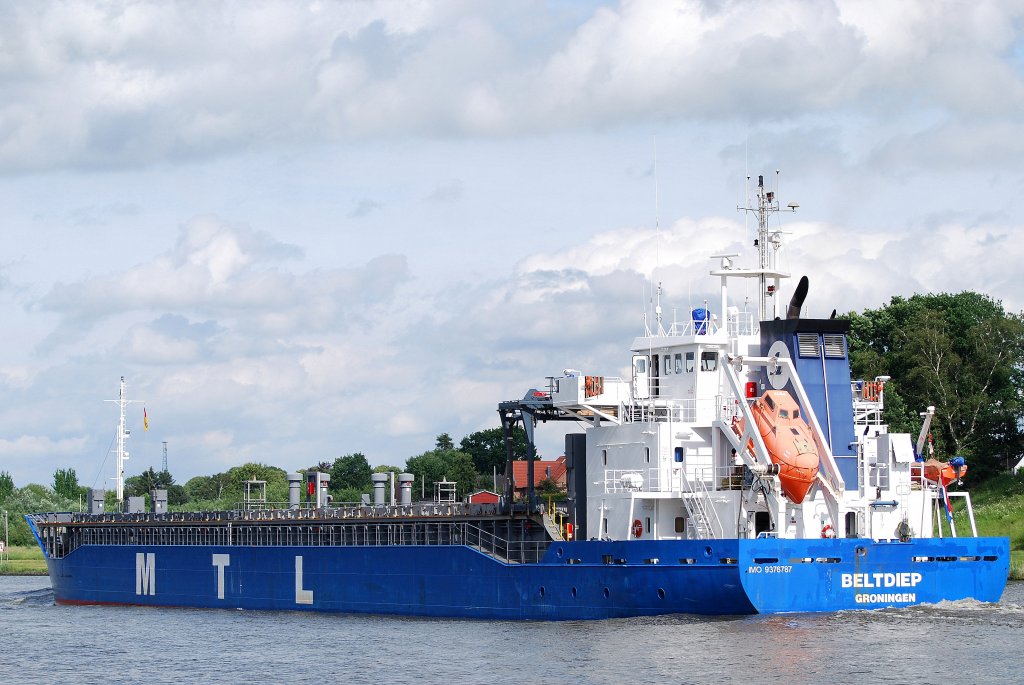 Die Beltdiep IMO-Nummer:9376787 Flagge:Niederlande Lnge:107.0m Breite:16.0m Baujahr:2009 Bauwerft:Severnav Shipyard,Severin Rumnien aufgenommen im Nord-Ostsee-Kanal hhe Eisenbahnhochbrcke Rendsburg am 26.06.11