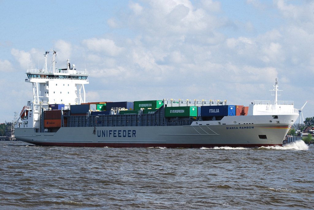 Die Bianca Rambow IMO-Nummer:9297591 Flagge:Deutschland Lnge:134.0m Breite:23.0m Baujahr:2004 Bauwerft:Sietas Schiffswerft,Hamburg Deutschland Stellpltze fr 868 TEU am 25.05.10 vor Hamburg Teufelsbrck.