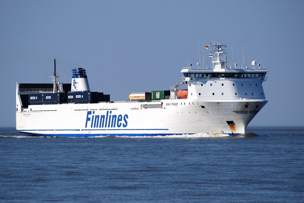 Die Birka Trader der Finnlines IMO-Nummer:9132014 Flagge:Finnland Lnge:155.0m Breite:22.0m Baujahr:1998 Bauwerft::Fosen Yards,Rissa Norwegen passiert die Alte Liebe Cuxhaven am 24.04.11