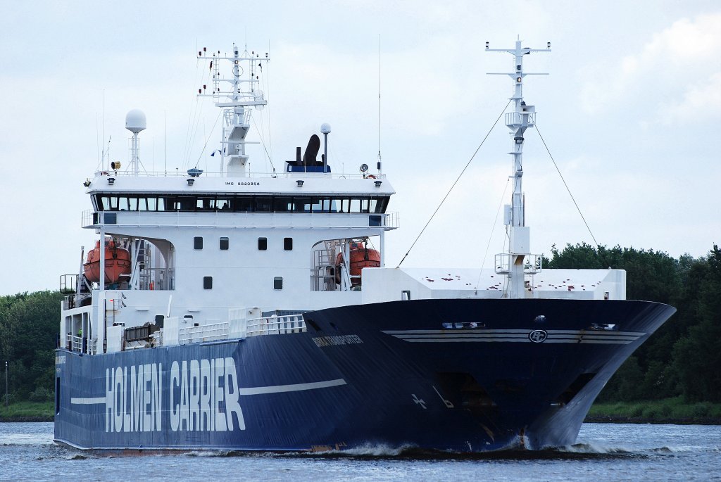 Die Birka Transporter IMO-Nummer:8820858 Flagge:Finnland Lnge:122.0m Breite:19.0m Baujahr:1991 Bauwerft:Sava Shipyard,Sremska Mitrovica Serbien auf dem Nord-Ostsee-Kanal hhe Eisenbahnhochbrcke Rendsburg am 09.06.11