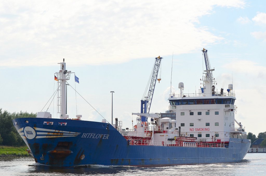 Die Bitflower IMO-Nummer:9263930 Flagge:Schweden Lnge:116.0m Breite:16.0m Baujahr:2003 Bauwerft:Bijlsma Shipyard,Wartena Niederlande passiert auf dem Nord-Ostsee-Kanal am 05.08.12 die Eisenbahnhochbrcke bei Rendsburg.