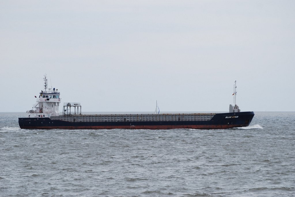 Die Blue Star IMO-Nummer:9278349 Flagge:Niederlande Lnge:89.0m Breite:13.0m Baujahr:2004 Bauwerft:Zaliv Shipyard,Kerch Ukraine auf der Nordsee aufgenommen vom Fahrgastschiff Lady von Bsum am 13.06.11