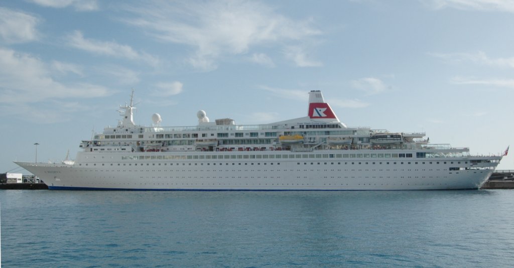 Die BOUDICCA  von Fred Olsen Cruise Lines in Arrecife. Ein paar Technische Daten: Lnge: 205,47 m, Breite: 25,20 m, Antrieb: 4 MAN 7L32/40-Diesel, 14.000 kW, Baujahr: 1973, Umbau 1997, renoviert 2006, Schiffsbesatzung: 320, Passagiere: 839