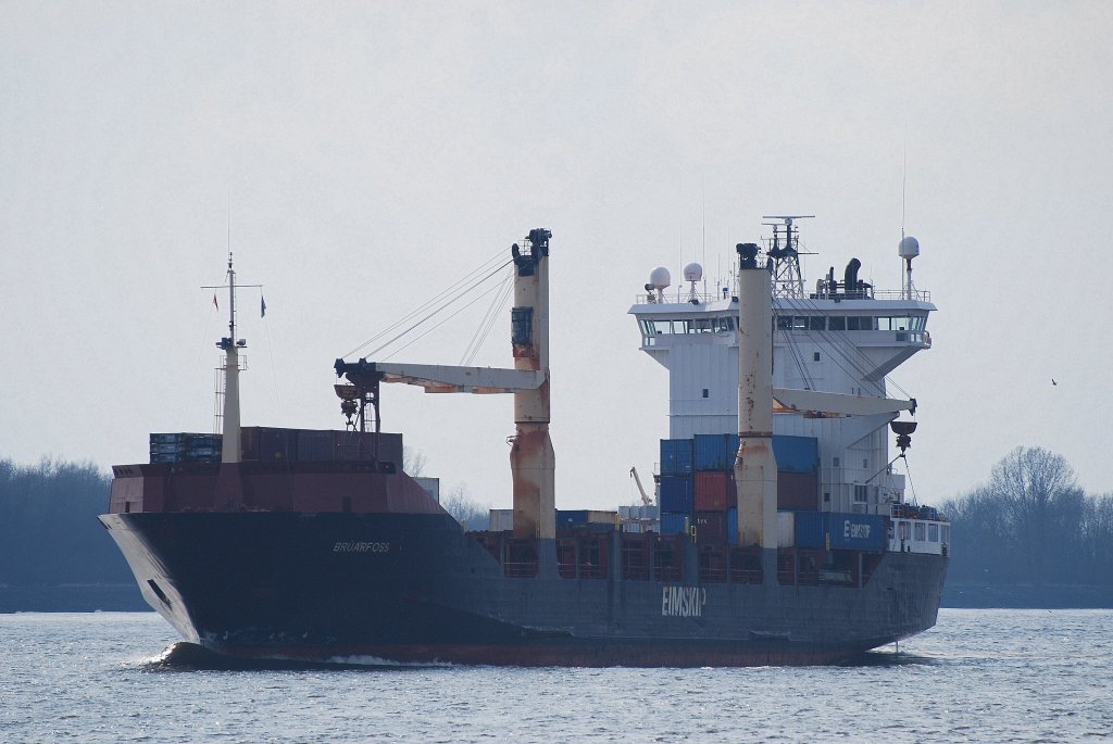 Die Bruarfoss IMO-Nummer:8914568 Flagge:Antigua und Barbuda Lnge:127.0m Breite:22.0m Baujahr:1992 Bauwerft:Orskov Yard,Frederikshavn Dnemark auf dem Weg nach Hamburg vor Schulau am 05.10.09 