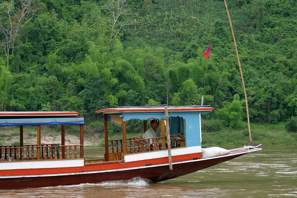 Die  Brcke  eines Linienbootes am 18.Mai 2007 auf dem Mekong etwas stromaufwrts von Luang Prabang.