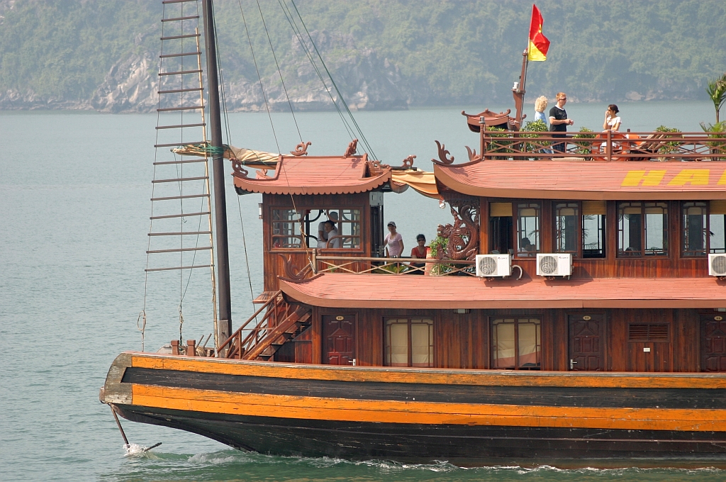 Die  Brcke  der  HA LONG PHOENIX CRUISER  (Reg.Nr. QN-5789) am 15.Mai 2008 in der Ha Long Bay.