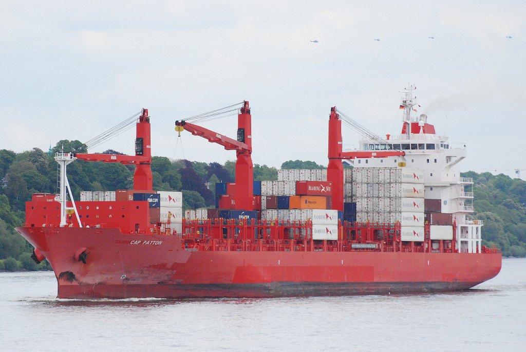 Die Cap Patton IMO-Nummer:9344667 Flagge:Liberia Lnge:186.0m Breite:28.0m Baujahr:2007 Bauwerft:Hyundai Mipo Dockyard,Ulsan Sdkorea am 27.05.10 aus Hamburg auslaufend vor dem Rschpark Finkenwerder.