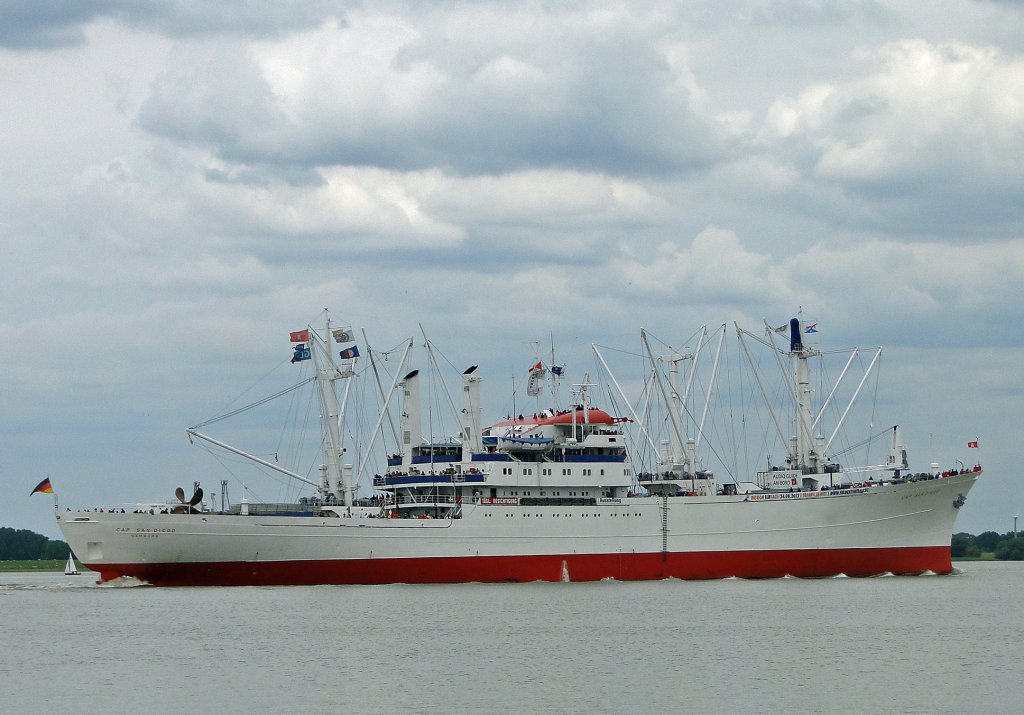 Die  Cap San Diego  ist ein Stckgutfrachter, der als Museumsschiff im Hamburger Hafen liegt.