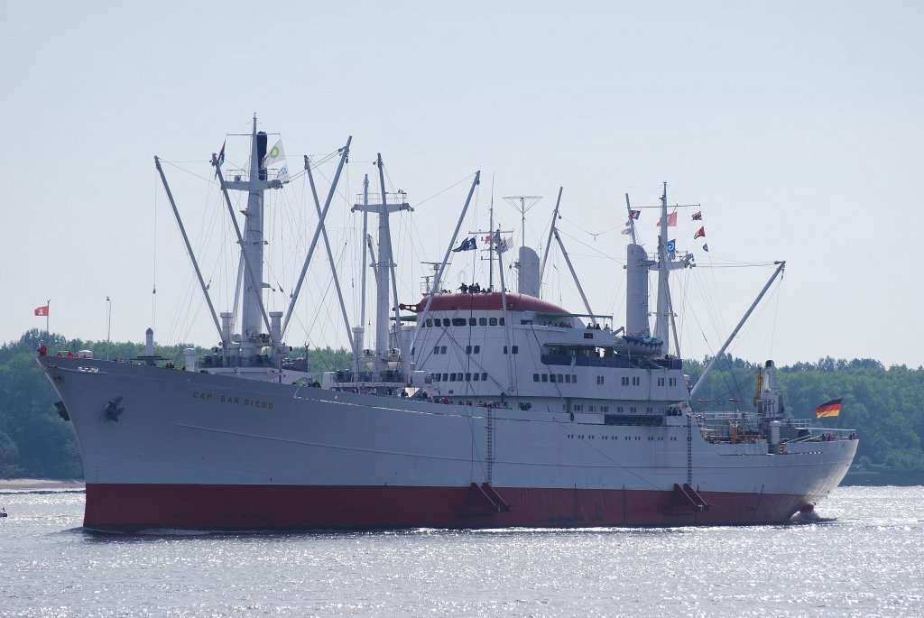 Die Cap San Diego IMO-Nummer:5060794 Flagge:Deutschland Lnge:160.0m Breite:20.0m Baujahr:1962 Bauwerft:Deutsche Werft,Hamburg Deutschland am 05.06.10 vor Schulau Wedel.