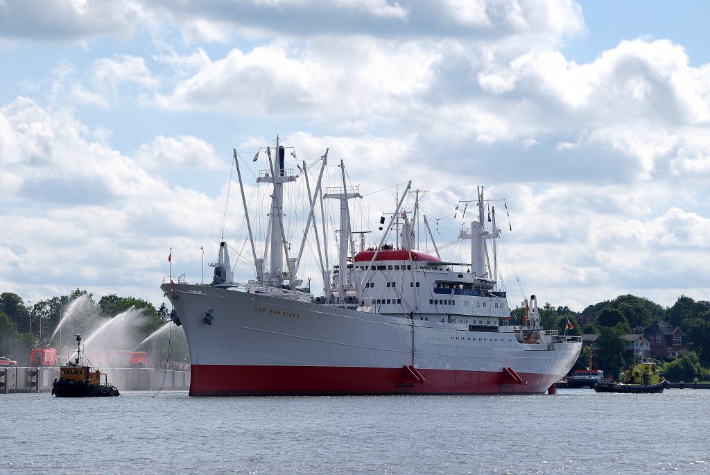 Die Cap San Diego IMO-Nummer:5060794 Flagge:Deutschland Lnge:160.0m Breite:20.0m Baujahr:1962 Bauwerft:Deutsche Werft,Hamburg Deutschland im Kreishafen von Rendsburg am 26.06.11