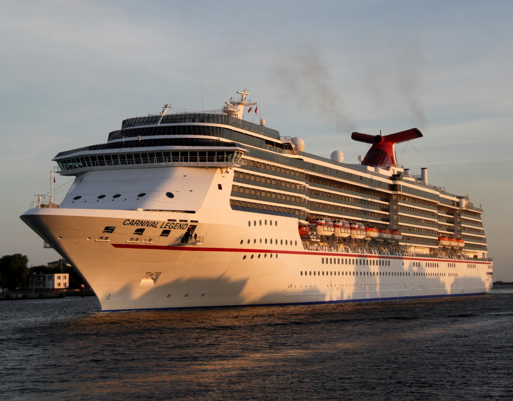 Die Carnival Legend auf dem Weg von  Kopenhagen nach  Helsinki beim einlaufen um 05:24 Uhr in Warnemnde.06.07.2013