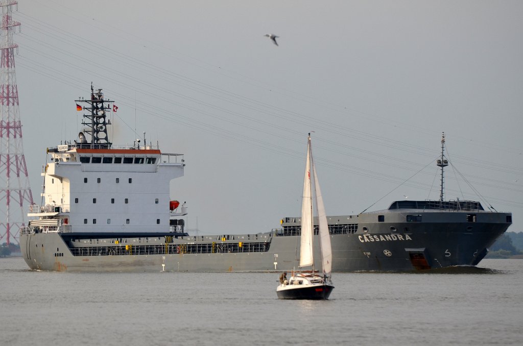 Die Cassandra IMO-Nummer:9306380 Flagge:Antigua und Barbuda Lnge:106.0m Breite:18.0m Baujahr:2005 Bauwerft:Jiangsu Yangzijiang Shipbuilding,Jiangyin China nach Hamburg einlaufend vor Lhe am 02.09.12