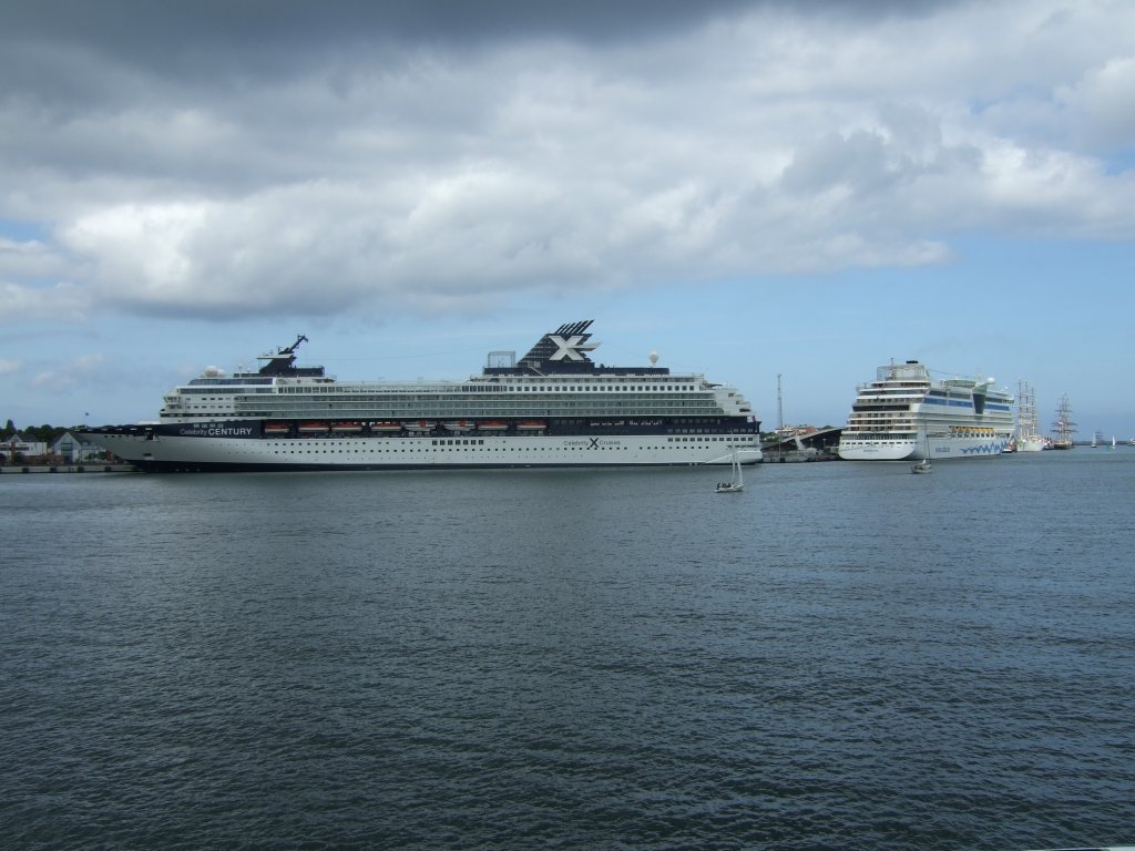 Die  Celebrity Century  (links an Pier 8) am 11.08.08 zusammen mit der  AIDAbella  (rechts an Pier 7) am Warnemnder Cruise Center.  
 