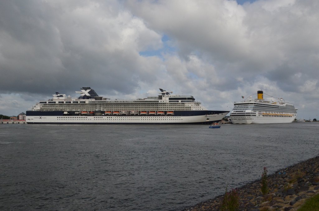 Die Celebrity Constellation ein super Kreuzfahrtschiff. Hat gerade am Cruis-Terminal in  Warnemünde hinter der Costa Fortuna am 21.07.2012 festgemacht. 