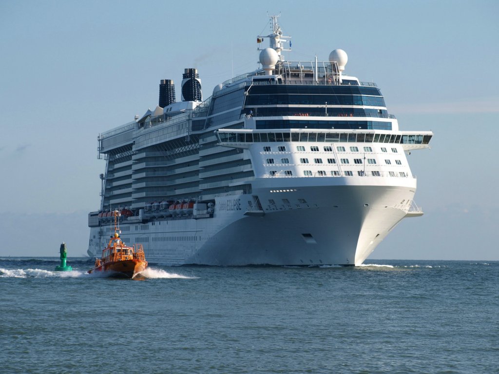 Die  Celebrity Eclipse , Hh Valetta und das Lotsenboot  Klaashahn  einlaufend zum LP 8 am Kreuzfahrtterminal in Warnemnde am 21.06.11.