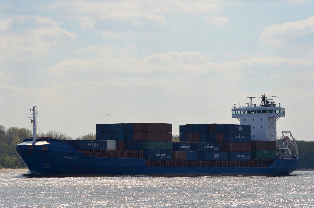 Die Cepheus J IMO-Nummer:9292943 Flagge:Grobritannien Lnge:135.0m Breite:22.0m Baujahr:2003 Bauwerft:Detlef Hegemann Rolandwerft,Berne Deutschland passiert einlaufend nach Hamburg am 05.05.13 Schulau in Wedel.