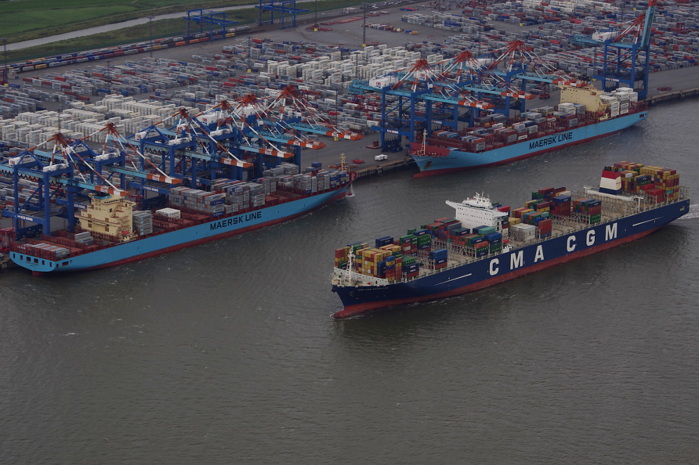 Die CGM Magellan vor dem CT in Bremerhaven am 15.09.2012. Am Kai die Maerk Semarang(links) und die Maerks Lirouen (rechts)
