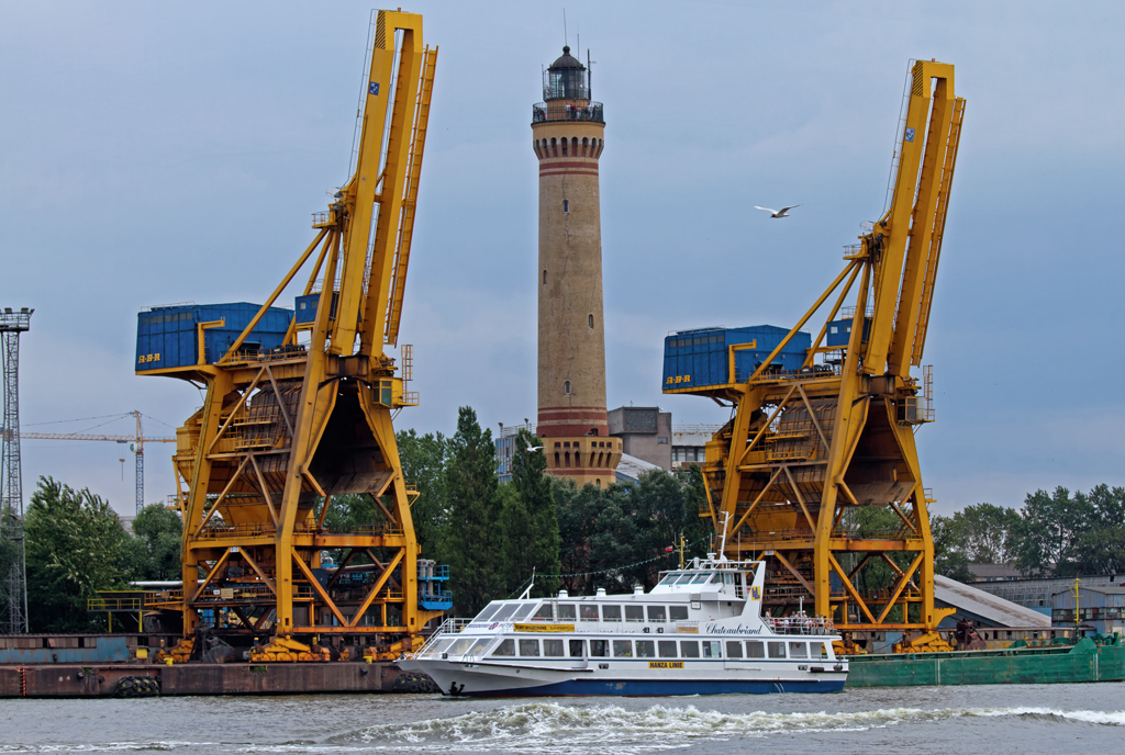 Die Chateaubriand der Reederei Peters vor Swinemnder Hafenkulisse. - 11.07.2012