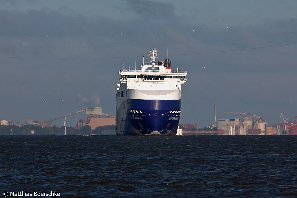 Die City of Hamburg auf der Elbe bei Grnendeich am 12.10.09.