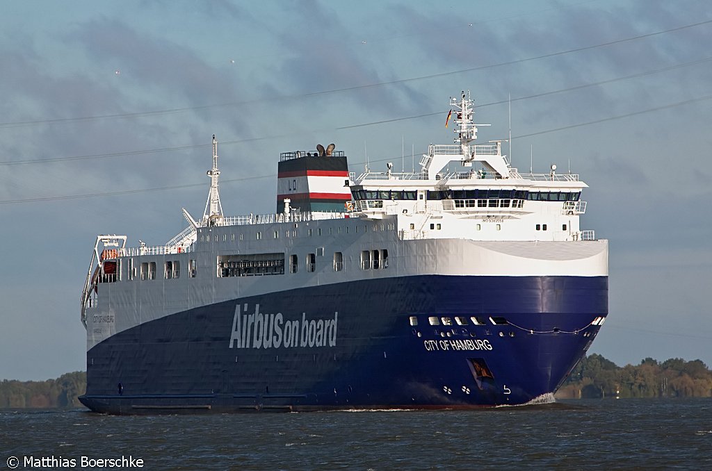 Die City of Hamburg auf der Elbe bei Grnendeich am 12.10.09.