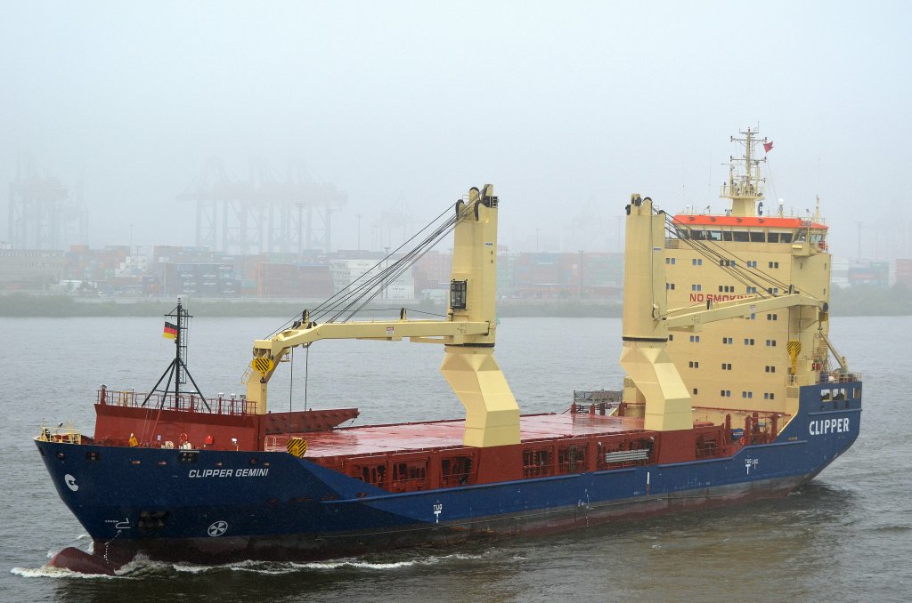 Die Clipper Gemini IMO-Nummer:9557800 Flagge:Bahamas Lnge:120.0m Breite:20.0m einlaufend in den Hafen von Hamburg am 07.06.12