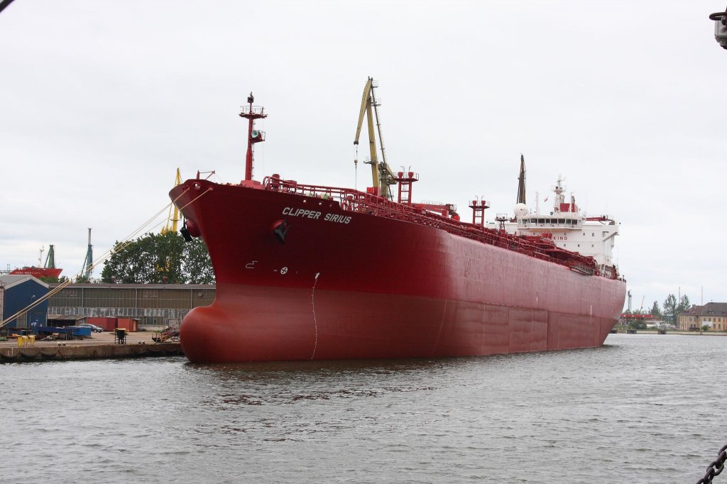 Die  Clipper Sirius  luft unter norwegischer Flagge. Der Tanker liegt hier
mit einem noch frischen Lackanstrich am 5.6.2013 im Hafen Gdansk in Polen.