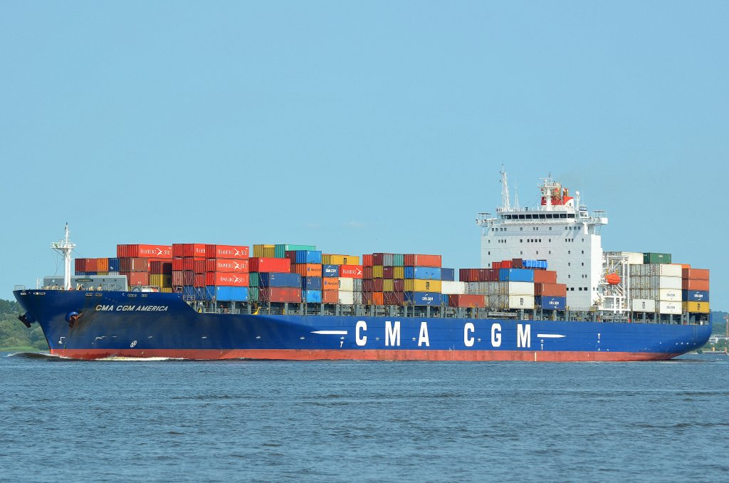 Die CMA CGM America IMO-Nummer:9295971 Flagge:Zypern Lnge:269.0m Breite:32.0m Baujahr:2006 Bauwerft:CSBC,Kaohsiung Taiwan auf der Elbe bei Lhe am 06.07.13