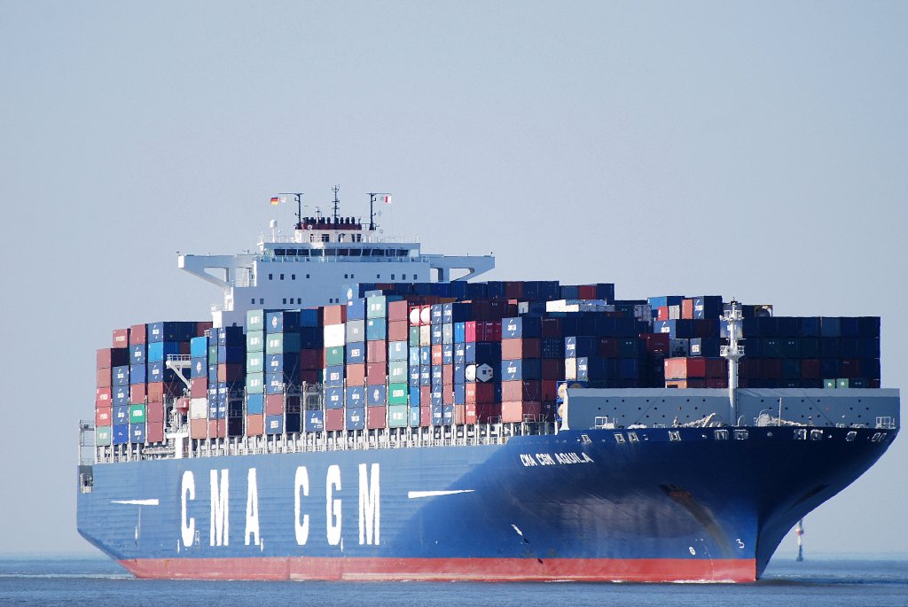 Die CMA CGM Aquila IMO-Nummer:9410741 Flagge:Grobritannien Lnge:363.0m Breite:46.0m Baujahr:2009 Bauwerft:Hyundai Heavy Industries,Ulsan Sdkorea aufgenommen von der Alten Liebe Cuxhaven am 24.04.11