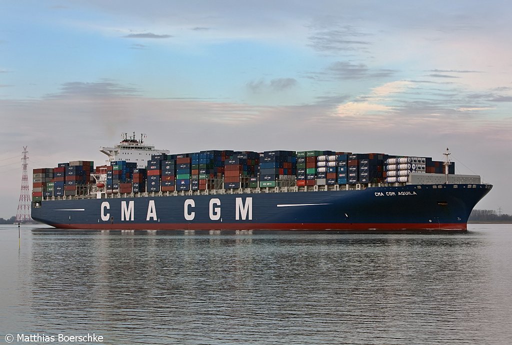 Die CMA CGM Aquilla auf der Elbe bei Grnendeich am 30.11.09.