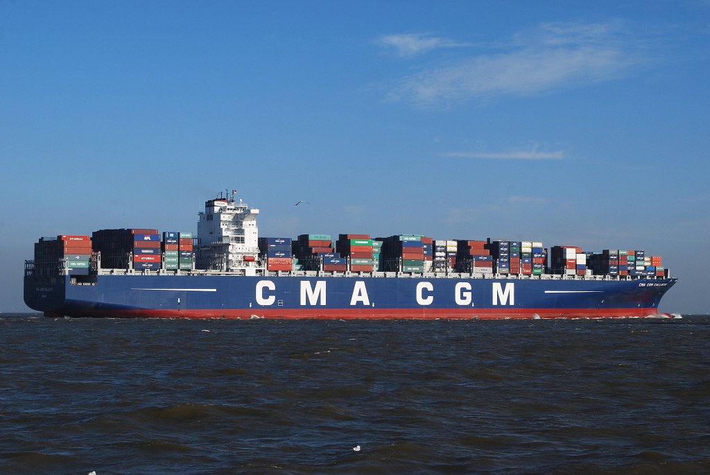 Die CMA CGM Callisto IMO-Nummer:9410753 Flagge:Grobritannien Lnge:363.0m Breite:46.0m Baujahr:2009 Bauwerft:Hyundai Heavy Industries,Ulsan Sdkorea aufgenommen von der Alten Liebe Cuxhaven am 10.10.10. 