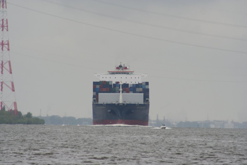 Die  CMA CGM Carmen am 13.05.2010 kurz vor Lhe in schner Frontansicht mit Fahrtrichtung HH.  