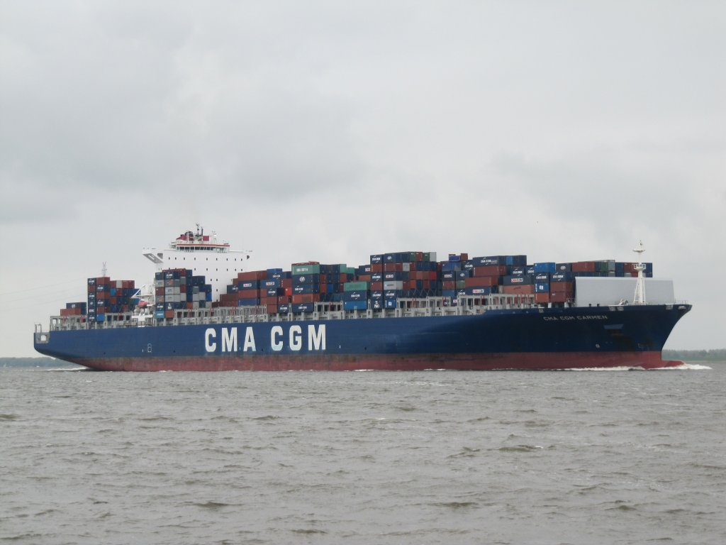 Die  CMA CGM Carmen luft am 13.05.2010 bei Lhe die Elbe hinauf nach Hamburg.
