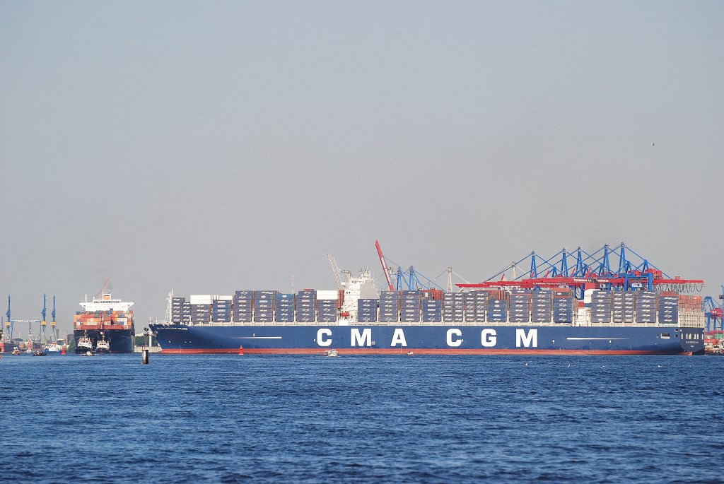 Die CMA CGM Christophe Colomb beim einparken im Hamburger Hafen da mu sich die Colombo Express noch etwas mit der weiterfahrt gedulden aufgenommen am 13.07.10 von Teufelsbrck.