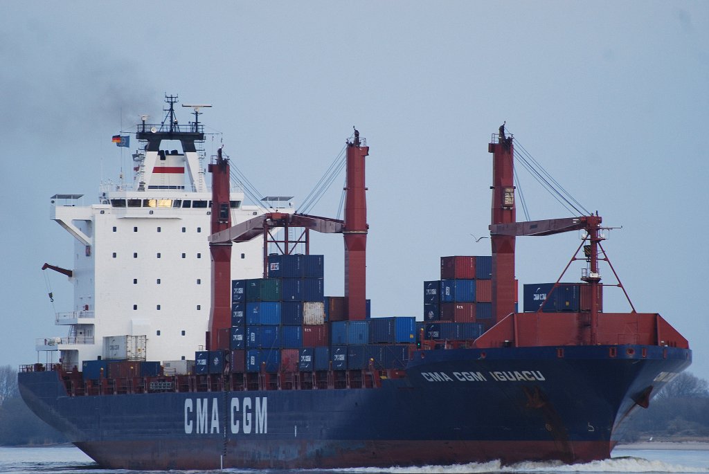 Die CMA CGM Iguacu IMO-Nummer:9344552 Flagge:Liberia Lnge:211.0m Breite:30.0m Baujahr:2006 Bauwerft:Howaldtswerke Deutsche Werft,Kiel Deutschland verlsst Hamburg am 05.04.10 und passiert das Willkommen Hft in Schulau.