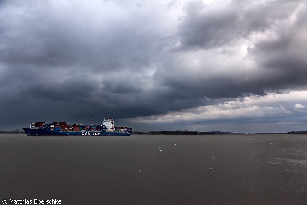 Die CMA CGM Jade am 26.11.09 auf der Elbe bei Grnendeich.